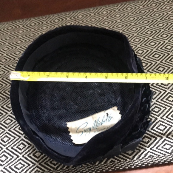 Vintage shiny black pillbox hat - Picture 8 of 12